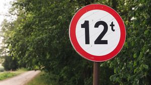 Weight limit road sign 12 tons
