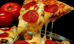 芝加哥以其覆盖顶级原料的深盘披萨而闻名。看看更多的美食图片吧。＂width=
