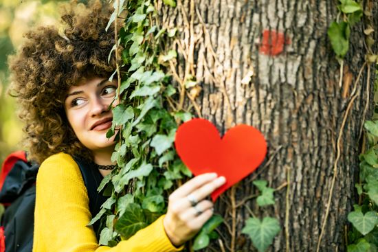 Signs She’s Not in Love with You – She’s Just Playing Along