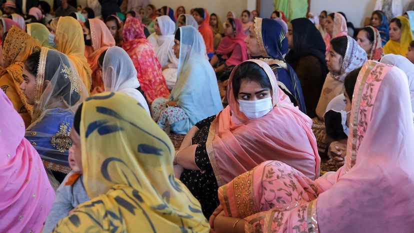 Female Sikh worshippers