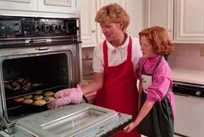 独自在家的孩子需要简单的烹饪任务，而不需要使用炉子。查看更多适合孩子的食谱图片。