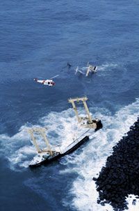 这艘正在下沉的油轮快靠岸了。＂border=