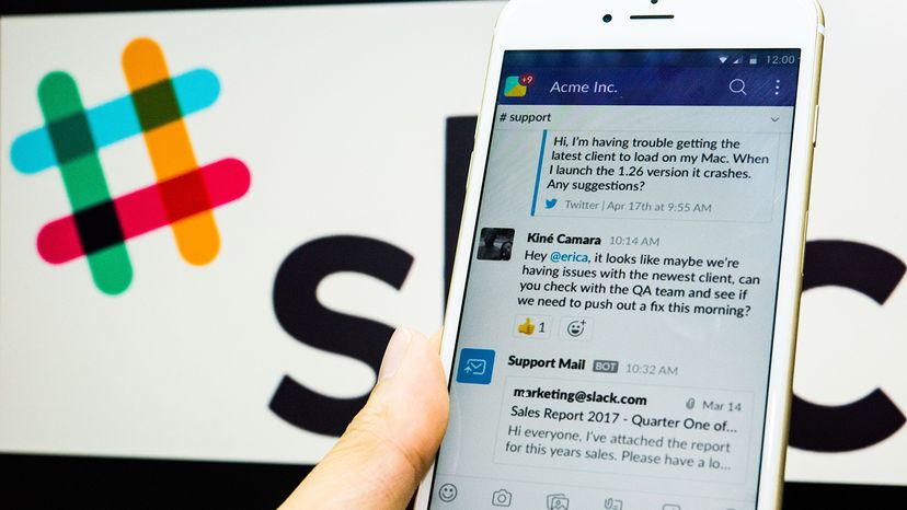 年轻人在iPhone上使用Slack＂width=