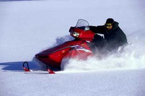 雪地摩托在很大程度上取代了阿拉斯加荒野中的雪橇狗。“border=