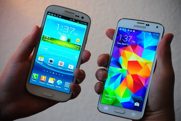 Samsung Galaxy S5 (R) compared to a Galaxy S3 device