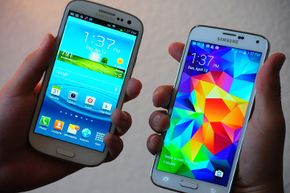 相比三星Galaxy S5 (R)的大小,一个星系S3设备。S5明显大于其一代3前任。新星系S5系列中最大的,约3毫米宽,5毫米长,比其前任更厚的一小部分。看到更多的手机图片。”width=