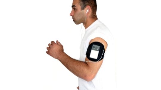 If I put my smartphone in an armband or pocket while I run, can it overheat?