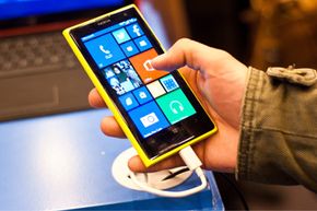 2013年10月，在伦敦举行的应用程序世界展上，一名男子参观了运行Windows Phone 8并拥有4100万像素照相/摄像机的新款诺基亚Lumia 1020。＂border=