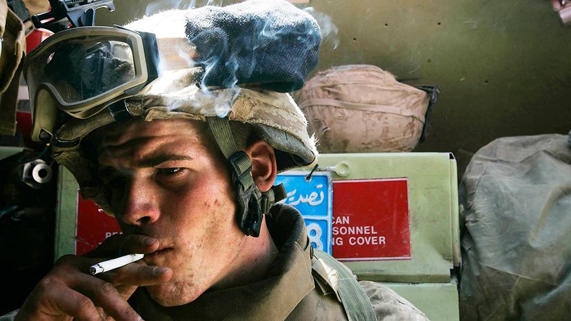 几乎三分之一的美国海军陆战队士兵吸烟。克里斯·洪德罗斯/盖蒂图片