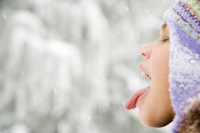让雪上的乐趣不仅仅是用舌头抓雪花和做雪上的天使。＂border=
