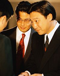 展示一张名片在面对面的介绍可以帮助你做一个良好的第一印象。”border=