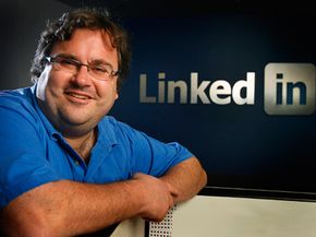 领英(LinkedIn)创始人兼董事长雷德•霍夫曼(Reid Hoffman)在这家商业网络公司位于加州山景城(Mountain View)的总部留影。”width=