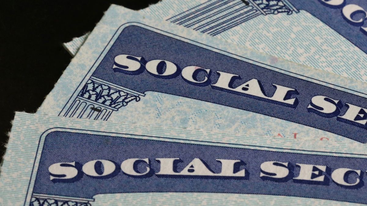 SOCIAL SECURITY CARD definition and meaning