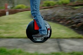 Solowheel的1000瓦的电动马达,旋转轮子,锂离子电池,电动马达和一个陀螺仪,帮助用户移动时保持平衡。”width=