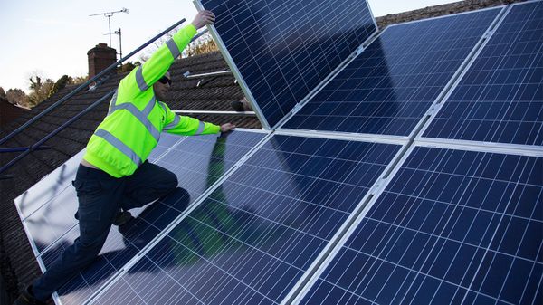 研究称一半屋顶上的太阳能电池板可以满足世界电力需求＂border=