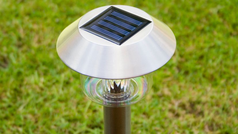 How Solar Yard Lights Work Howstuffworks, Are Solar Landscape Lights Bright Enough