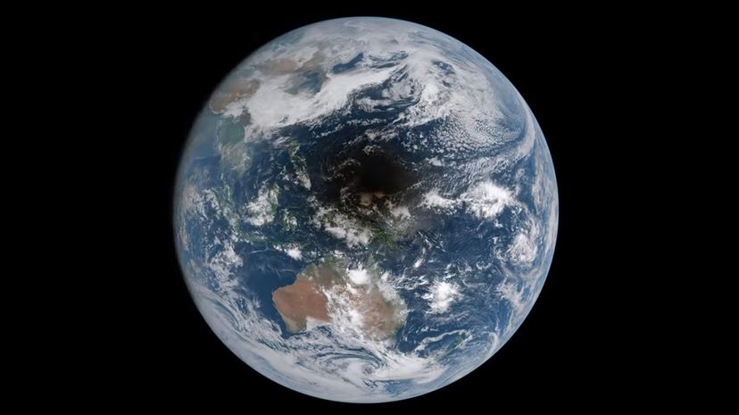 2016年3月9日，日全食期间，月亮的影子穿过太平洋。喜马华8号/NOAA/NASA SVS (GSFC)＂width=