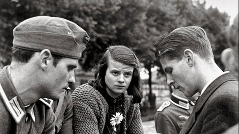 汉斯·斯科尔（Hans Scholl），索菲·斯科尔（Sophie Scholl）和他们的朋友克里斯托夫·普罗伯斯特（Christoph Probst）“width=