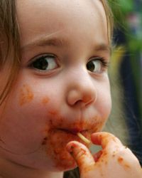 孩子们直接从坛子里吃意大利面酱；用一些新鲜的香草使你的面酱变得活泼起来。＂border=