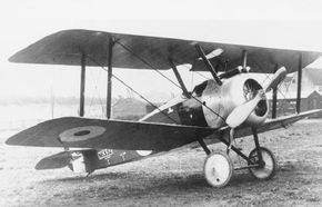 Sopwith Camel F.1是所有战机中最著名的。这是可以操纵的，但操纵怪癖很棘手，其中有一种趋势，因为它具有大型，高扭矩的旋转发动机，因此倾向于向右拉。“width=