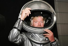 理查德·布兰森爵士（Richard Branson）爵士在澳大利亚的第一次私人注册中为照片拍摄，并于2005年12月13日成为太空游客。“border=