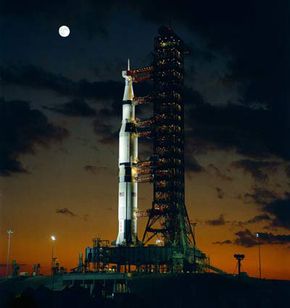 Apollo 4航天器在土星V发射车上。“width=