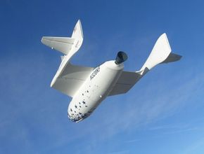 太空船一号滑翔下来接近莫哈韦机场。