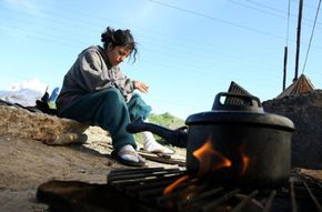 对许多美国人来说,剩下的唯一金融的选择是保存尽可能多的钱才能生存。”width=