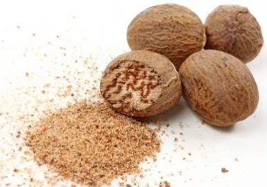 whole and ground nutmeg