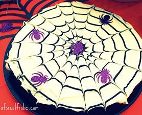 用蜘蛛网蛋糕做一个恐怖的万圣节。”border=