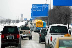 2011年2月降雪后，达拉斯/沃斯堡国际机场的道路上交通拥挤。＂border=