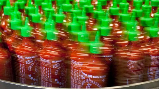 为什么Sriracha是每个人最喜欢的辣酱“border=
