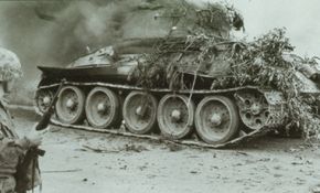 T-34被供应给苏联在世界各地的附庸部队。1951年，一名美国大兵在仁川和首尔之间的公路上看着一辆T-34燃烧。＂border=