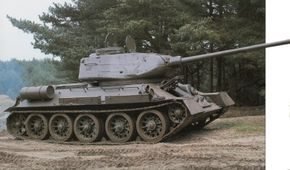 T-34中型坦克在1943年装备了一门85毫米主炮。＂border=