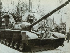 T-72主战坦克在1972年进入生产。它携带一门强大的125毫米滑膛炮主炮，发射多种尾翼稳定弹。查看更多坦克图片。＂width=