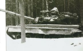 T-80主战坦克是T-64/T-72的改进型。注意炮塔隧道后面的通气管。＂border=