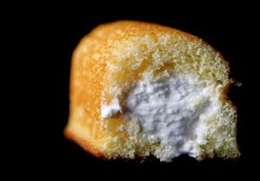 Twinkie：美国偶像。查看更多经典小吃的图片。“width=