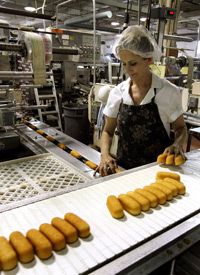 伊利诺伊州席勒公园的一名工人为包装准备了Twinkies。“border=