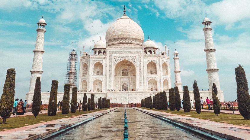 泰姬陵从池在白天的结束”width=