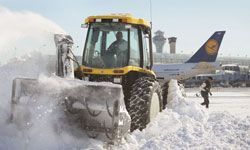 除雪机工作清理门地区的积雪,飞机等。”border=