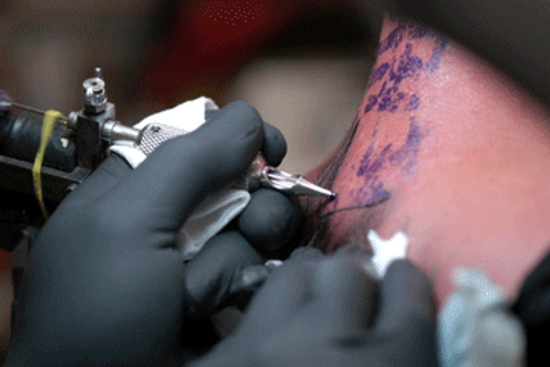 纹身遮瑕膏:现在你看到它;现在你不”class=