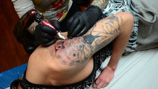 儿科医生组织首次发布青少年和纹身指南＂class=