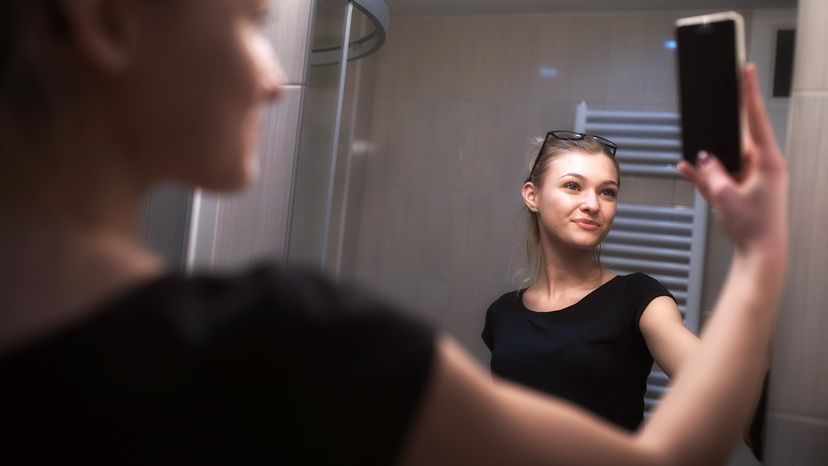 girl taking selfie