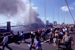 数百穿过布鲁克林大桥在2001年世界贸易中心爆炸案后。这是一次恐怖袭击的一个例子,但是很多人并没有成功。”width=