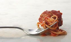 你可以用肉丸做更多的事情，而不是把它们混合到一盘意大利面中!查看更多国际西红柿菜肴图片。＂width=