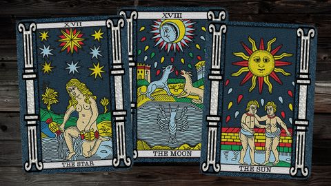 Discover the Meaning of The Moon Tarot Card - Vimarsana News