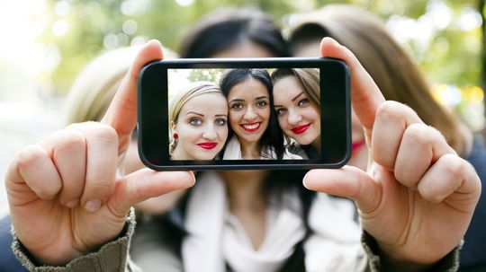 如果三个人一起拍照，中间的那个会先死吗?＂width=