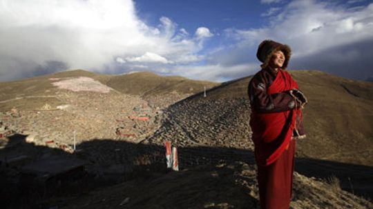 How do Tibetans avoid altitude sickness?