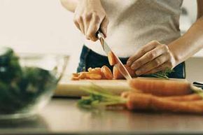 胡萝卜是许多蔬菜中的一种，你可以在前一天将其切碎并冷藏。其他包括辣椒、洋葱、萝卜和芹菜。西红柿和黄瓜是你必须暂缓食用的食物。查看更多蔬菜图片。＂width=