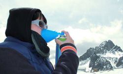 woman breathing in oxygen, altitude sickness